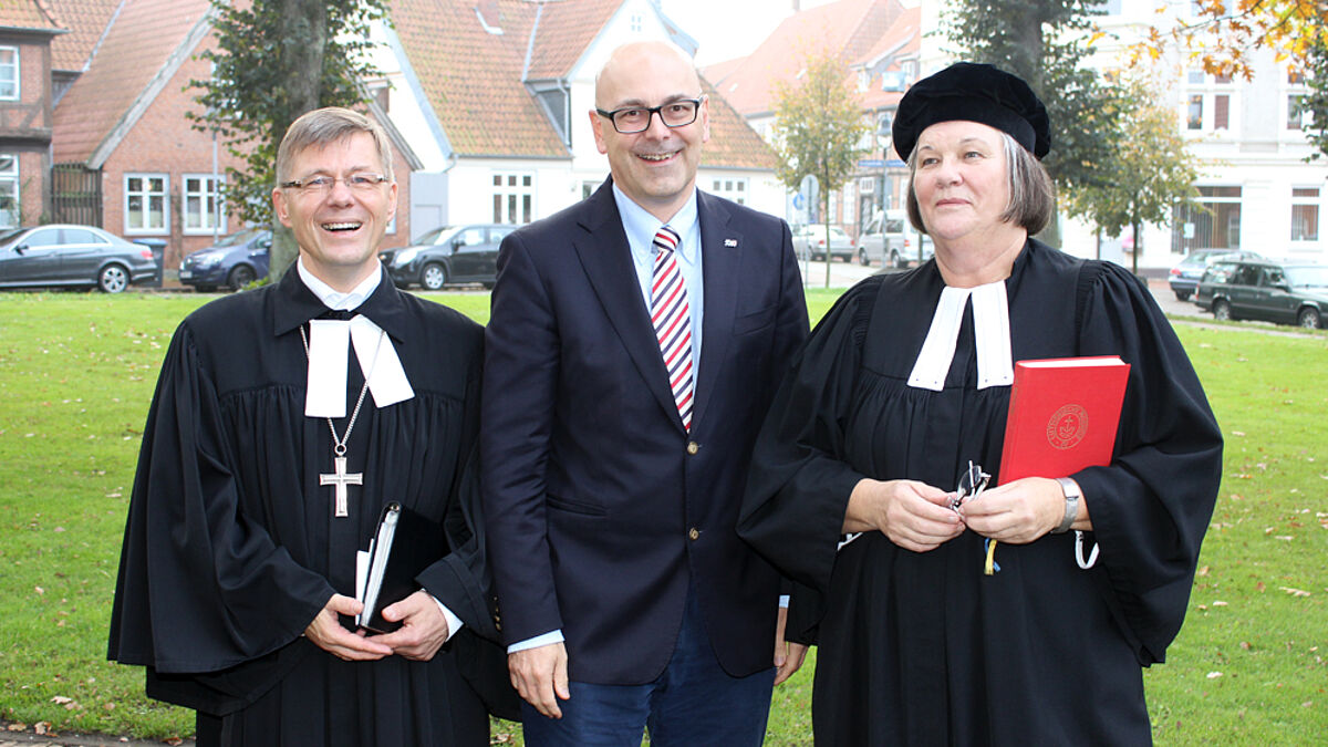 Nach dem Gottesdienst (v.l.): Der neue Landespastor Heiko Naß, Ministerpräsident Torsten Albig und Petra Thobaben, die in den Ruhestand geht