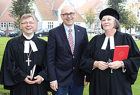 Nach dem Gottesdienst: Der neue Landespastor Heiko Naß, Ministerpräsident Torsten Albig und Petra Thobaben, die in den Ruhestand geht