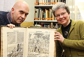 Die Schedelsche Weltchronik aus dem Jahr 1493: Joachim Stüben, Leiter der Nordkirchenbibliothek, und seine Mitarbeiterin Heidrun Buitkamp zeigen hier das Exemplar der Kirchengemeinde Breitenberg (Kreis Steinburg)