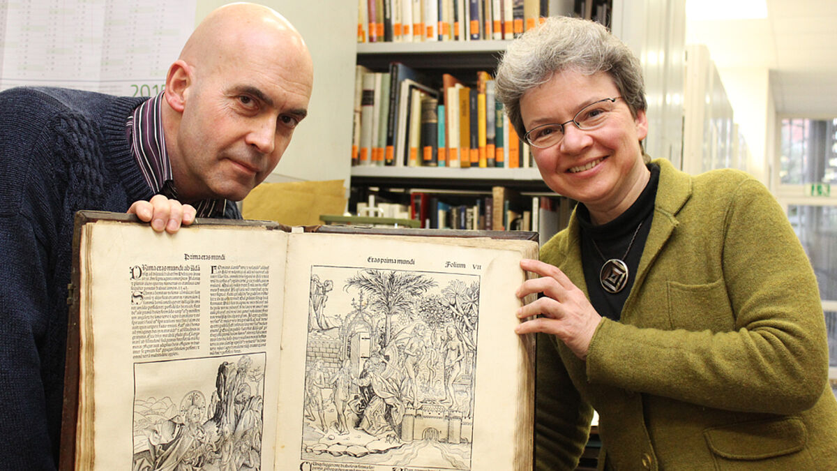 Die Schedelsche Weltchronik aus dem Jahr 1493: Joachim Stüben, Leiter der Nordkirchenbibliothek, und seine Mitarbeiterin Heidrun Buitkamp zeigen hier das Exemplar der Kirchengemeinde Breitenberg (Schleswig-Holstein)