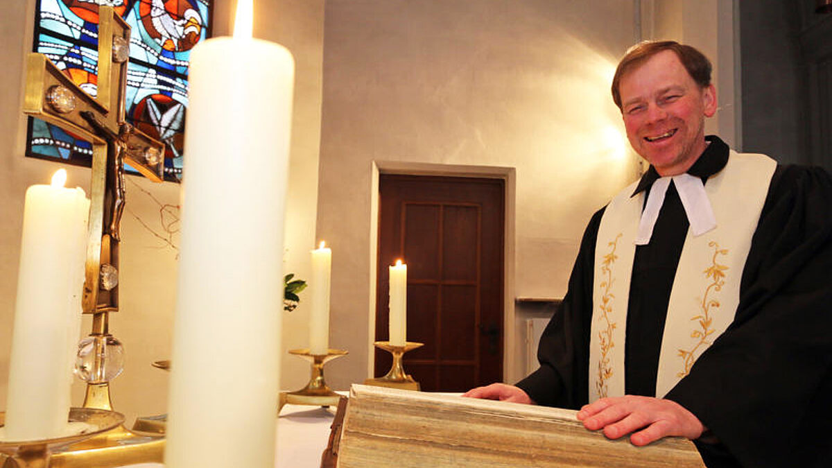 Es darf gelacht werden: Pastor Jörg Mosig erzählt am Sonntag in seiner Predigt Witze.