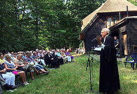 An der Jagdhütte im Darßwald bei Prerow würdigte Landesbischof Gerhard Ulrich am 5. Juli das Engagement der Gründer des Nationalparks Vorpommersche Boddenlandschaft