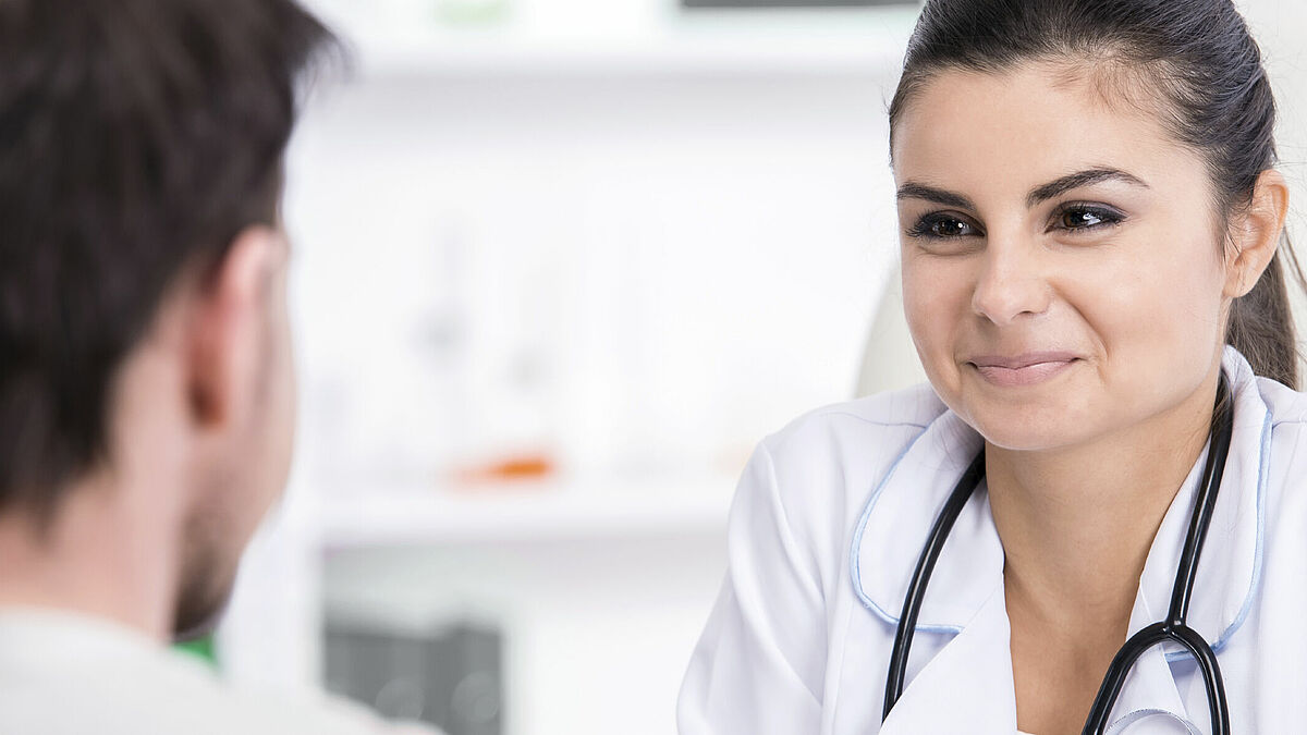 Um Missverständnisse bei den Patientengesprächen vorzubeugen, geben Ärztekammer und Diakonie Schleswig-Holstein ihren Mitarbeiterinnen und Mitarbeitern nun interkulturelle Kommunikationshilfen an die Hand. 