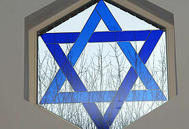 Davidstern im Fenster der Schweriner Synagoge
