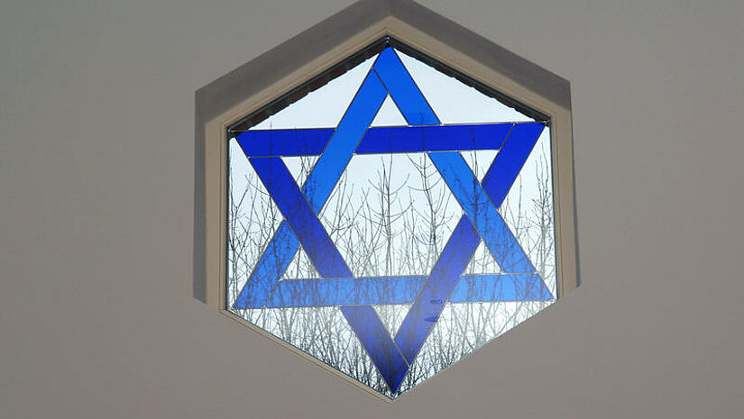 Schwerin7 Eines der Fenster mit Davidstern in der neuen Synagoge in Schwerin. Die Synagoge wurde weitestgehend auf den Fundamenten ihres Vorgängerbaus aus dem Jahr 1773 errichtet.