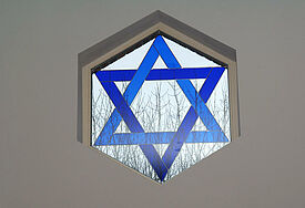 Eines der Fenster mit Davidstern in der neuen Synagoge in Schwerin. Die Synagoge wurde weitestgehend auf den Fundamenten ihres Vorgängerbaus aus dem Jahr 1773 errichtet.