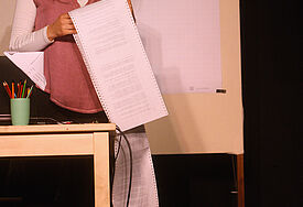 Wiebke Rohloff vom Jungen Staatstheater Parchim spielt die junge Malala im Gastspiel "Malala - Mädchen mit Buch" bei amtsKULTUR am Donnerstag, 22. September ab 19 Uhr in der Außenstelle des Landeskirchenamtes (Münzstraße 8-10) in Schwerin. 