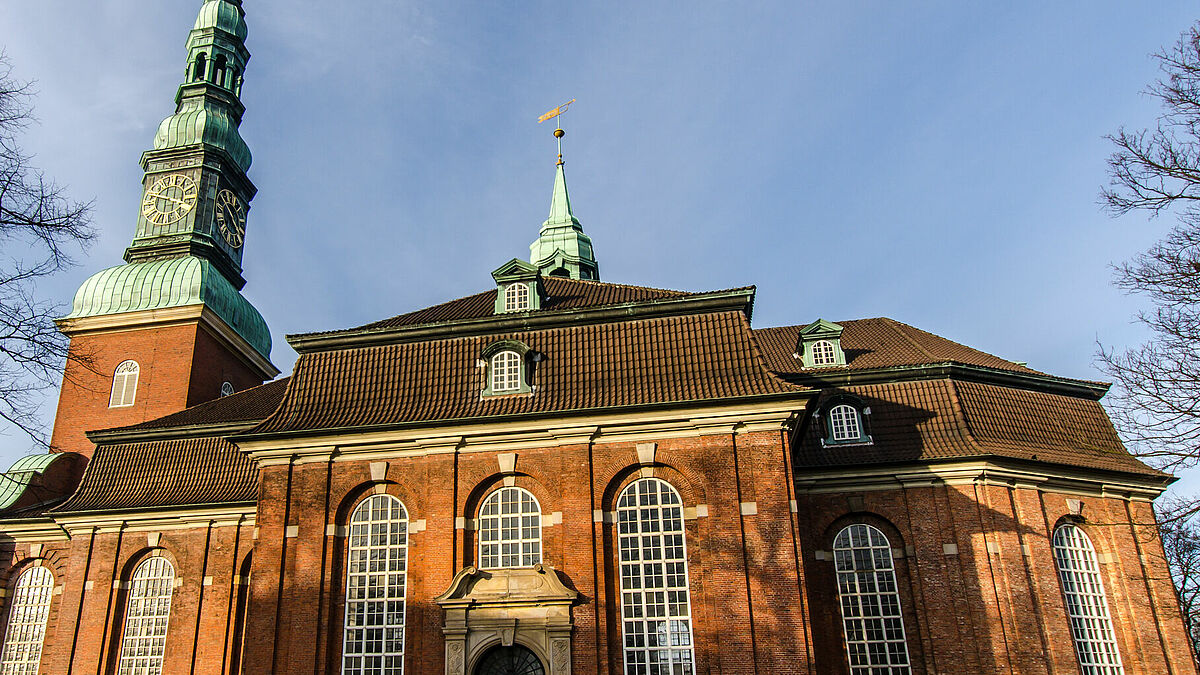 Rund um die Hauptkirche St. Trinitatis in Hamburg-Altona sind bei Grabungen Gegenstände der Vorkriegszeit gefunden worden. Jetzt sucht die Kirche Menschen, die historische Bilder und andere Erinnerungsstücke vom alten Quartier haben. 