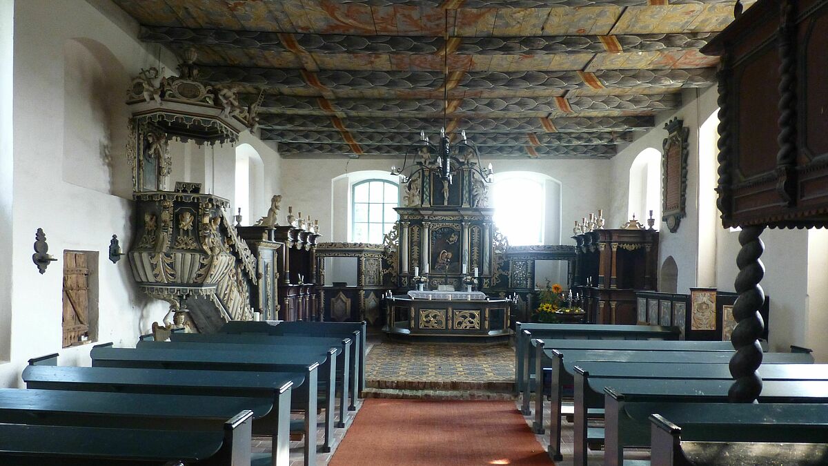 Innenraum der Dorfkirche in Iven mit ornamental bemalter Balkendecke aus dem 18. Jahrhundert.  