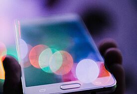 Smartphone mit hellen Farbreflexen