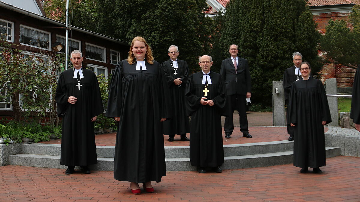 In der Kirche Schönberg wurden Wiebke Seeler (Mitte), Andra Bock (zweite von rechts) und Laura Roth (rechts) heute im Gottesdienst um 14 Uhr ordiniert.