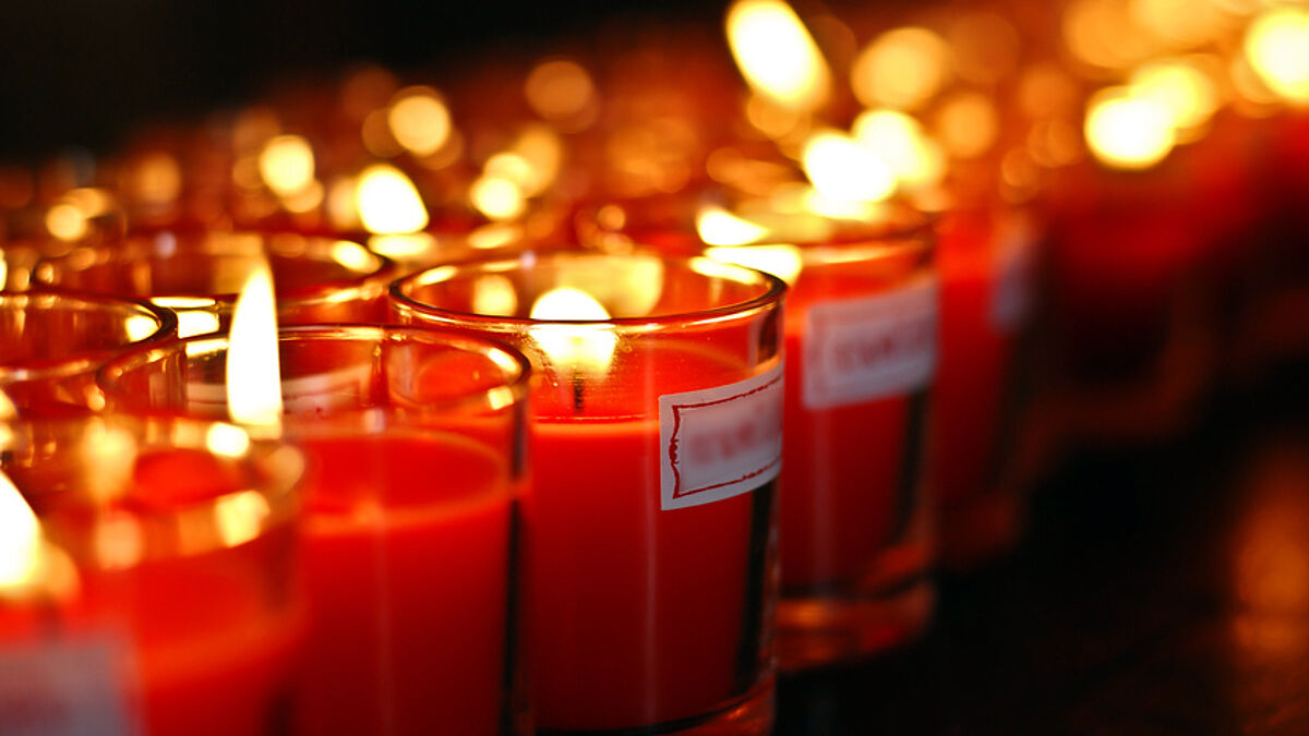 Lichter leuchten gegen Fremdenfeindlichkeit (Symbolfoto)
