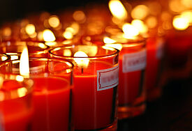 Lichter leuchten gegen Fremdenfeindlichkeit (Symbolfoto)