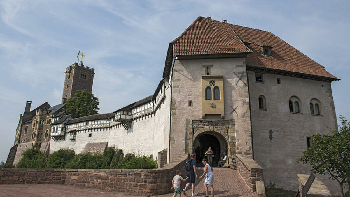 Die Wartburg in Eisenach am 25.07.16. Hier hielt Friedrich der Weise von Sachsen den Reformator Martin Luther (1483-1546) als "Junker Joerg" vom 4. Mai 1521 bis 1. Maerz 1522 versteckt, um ihn vor den Folgen der Reichsacht zu schuetzen. In dieser Zeit uebersetzte Luther hier das Neue Testament vom griechischen Urtext ins Deutsche. (Siehe epd-Bericht vom 26.07.16)