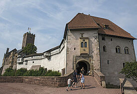 Die Wartburg in Eisenach: Hier hielt Friedrich der Weise von Sachsen den Reformator Martin Luther (1483-1546) als "Junker Jörg" vom 4. Mai 1521 bis 1. März 1522 versteckt