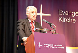 Claus Möller, Vorsitzender des Finanzausschusses, sprach zum Haushaltsplans 2017 vor der Landessynode der Nordkirche