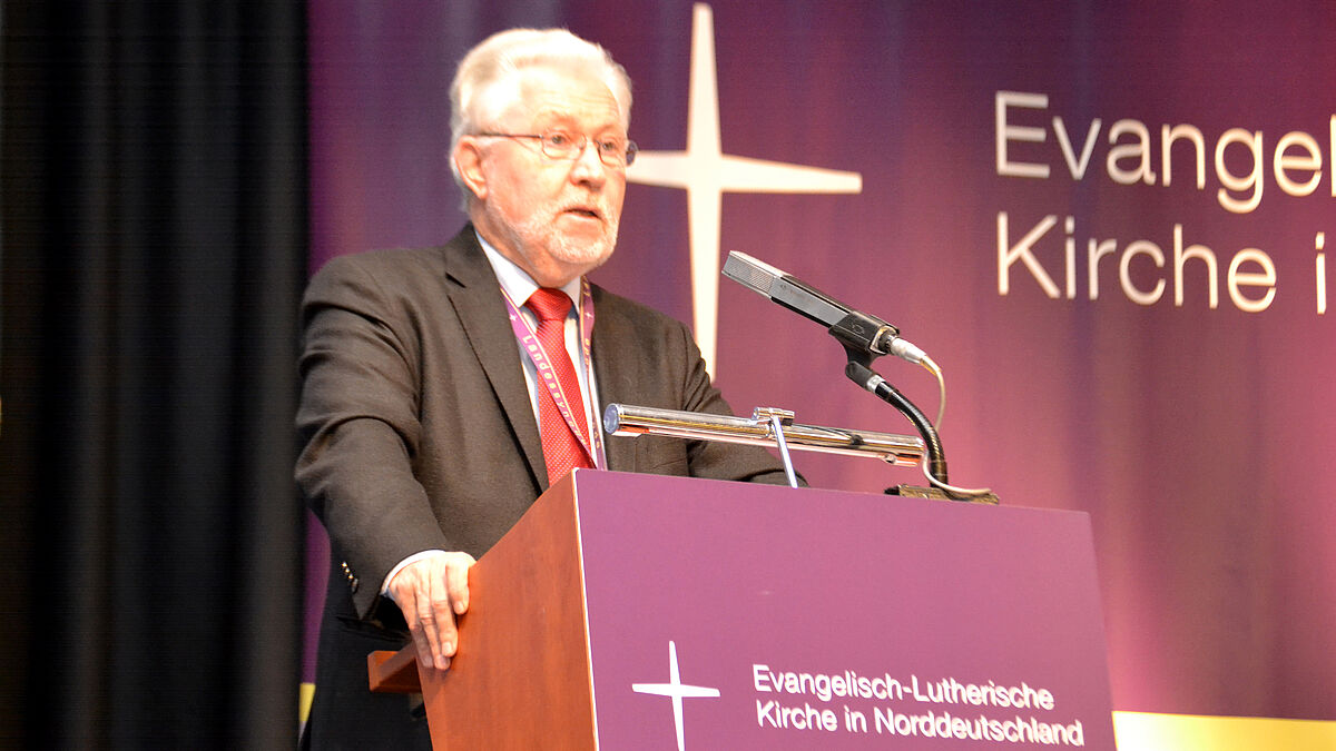 Claus Möller, Vorsitzender des Finanzausschusses, brachte den Haushaltsplan 2017 in die Landessynode ein