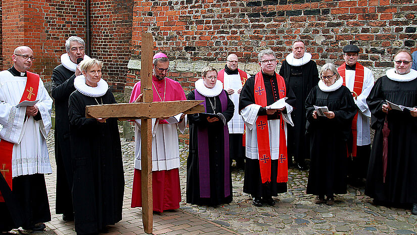 Rund 700 Christen gingen die "Via Dolorosa" mit Bischöfin Kirsten Fehrs, Erzbischof Dr. Stefab Heße, Pröbstin Petra Kallies, Propst Christoph Gierig sowie viele Lübeckre Pastorinnen und Pastoren. 