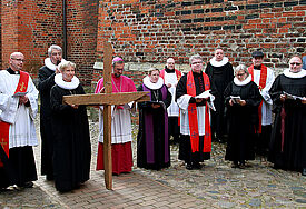 Rund 700 Christen gingen die "Via Dolorosa" mit Bischöfin Kirsten Fehrs, Erzbischof Dr. Stefab Heße, Pröbstin Petra Kallies, Propst Christoph Gierig sowie viele Lübeckre Pastorinnen und Pastoren. 