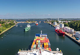 Ein Containerfrachtschiff nähert sich den Schleusen des Nord-Ostsee-Kanals bei Holtenau.