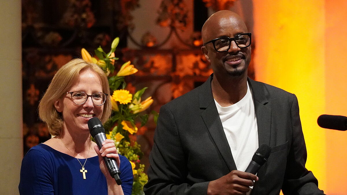 Bischöfin Nora Steen und Yared Dibaba beim Sommerempfang der Nordkirche in Schleswig.