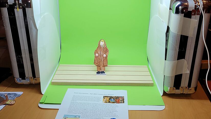 Tolle Idee der Grundschüler aus Hademarschen: Erst wird die Weihnachtsgeschichte auf Pappe, dann ins Netz gebracht. Pappfigur der Weihnachtsgeschichte