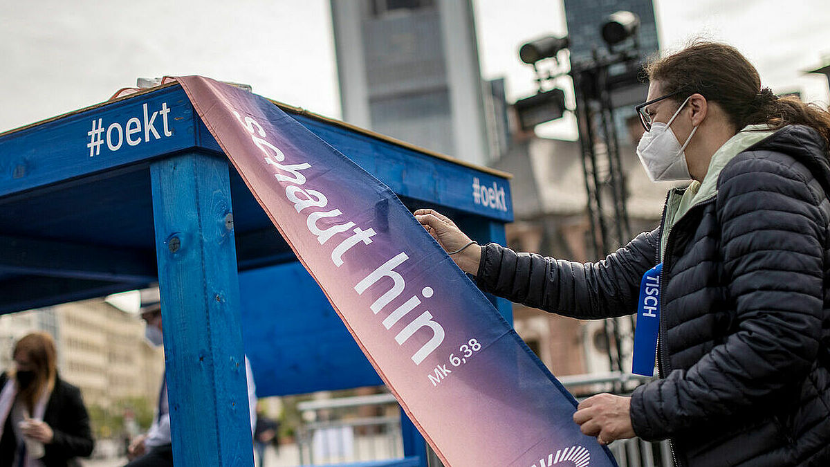 Mit einem Riesentisch im Zentrum Frankfurts zeigen die gastgebenden Kirchen des 3. Ökumenischen Kirchentags Präsenz. Die bis zu zwei Meter hohe und 28 Meter lange Tafel an der Frankfurter Hauptwache soll zu einem Perspektivwechsel einladen.