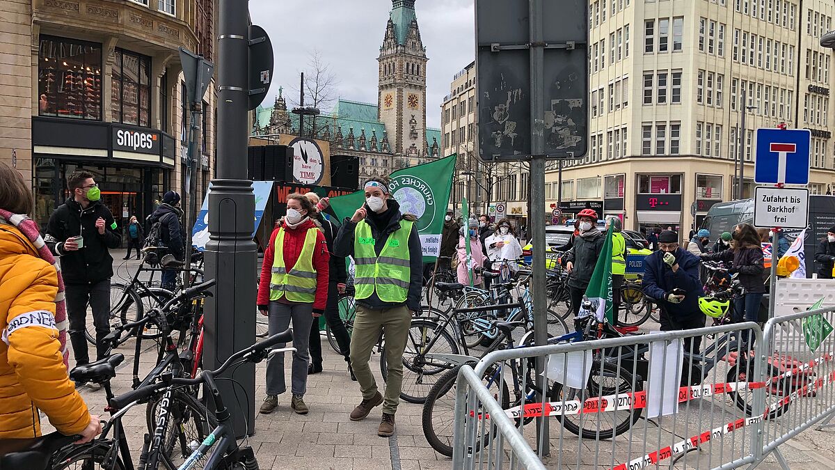 "Churches for Future" Hamburg sind mit Rädern unterwegs, um für Klimagerechtigkeit zu protestieren. Aufgrund der Corona-Auflagen finden statt einer zentralen Demo diesmal an mehreren Orten kleinere Aktionen statt. 