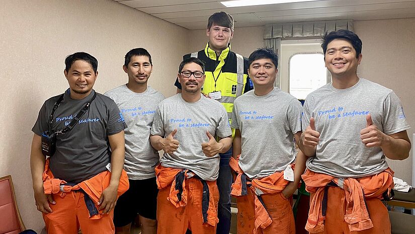 Tag der Seeleute 2024 in Brunsbüttel: Seeleute mit T-Shirts