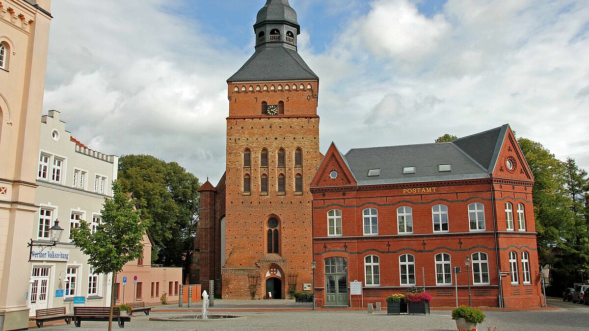 Marktplatz in Sternberg mit Kirche