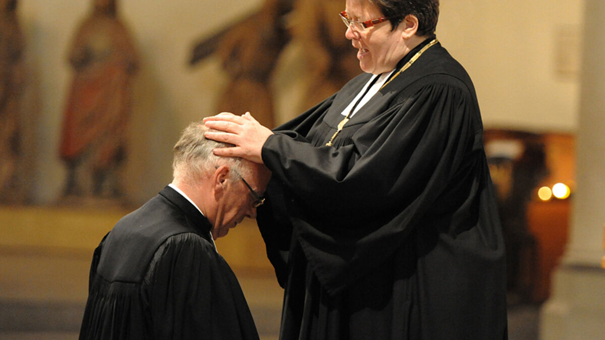 Bischof Gerhard Ulrich bei der Entpflichtung aus seinem Amt durch die Stellv. Leitende Bischöfin der VELKD und Landesbischöfin der Evangelisch-Lutherischen Kirche in Mitteldeutschland Ilse Junkermann