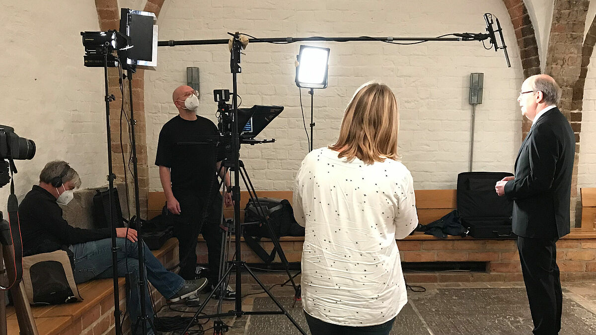 Filmdreh für den Sprengelbericht mit einem Kamerateam in der Kanonikersakristei im Schleswiger Dom: Bischof Magaard vor der Kamera