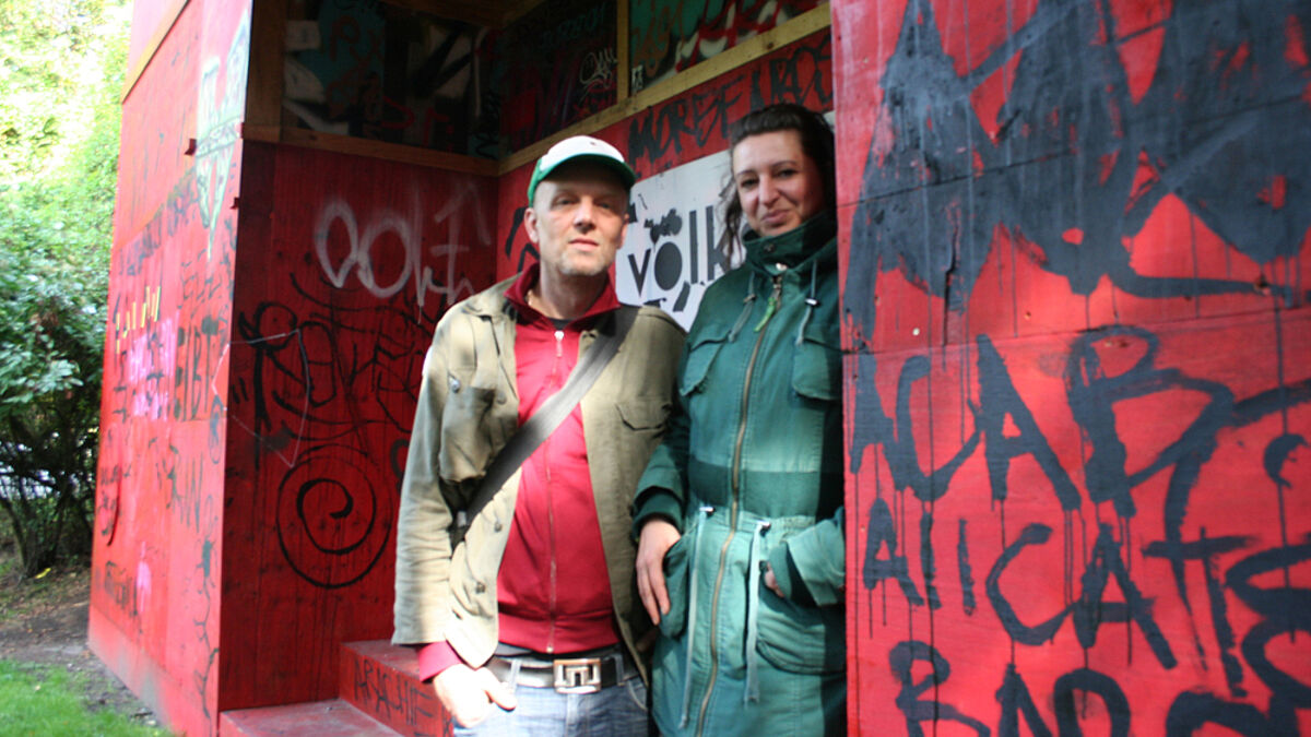 Vor dem Nachbau der Roten Flora: Berndt Jasper und Móka Fakas von der Künstlergruppe Baltic Raw