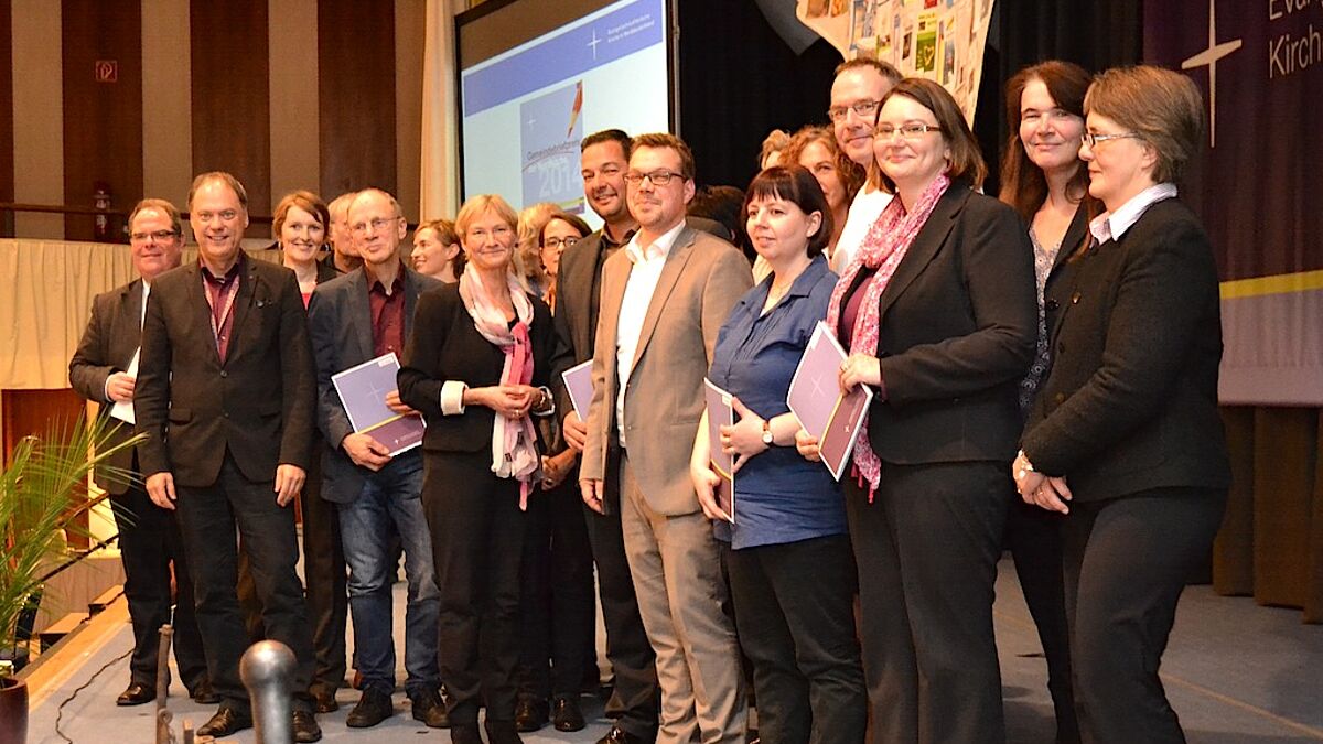 gemeindebriefpreis nordkirche2014 Gruppenbild mit Preisträgern: die Nordkirche zeichnete am 21. November erstmals Gemeindebriefe aus. Mehr als 160 Gemeinden hatten sich bei der Ausschreibung beteiligt