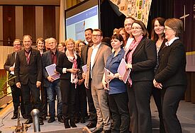Gruppenbild mit Preisträgern: die Nordkirche zeichnete am 21. November erstmals Gemeindebriefe aus. Mehr als 160 Gemeinden hatten sich bei der Ausschreibung beteiligt