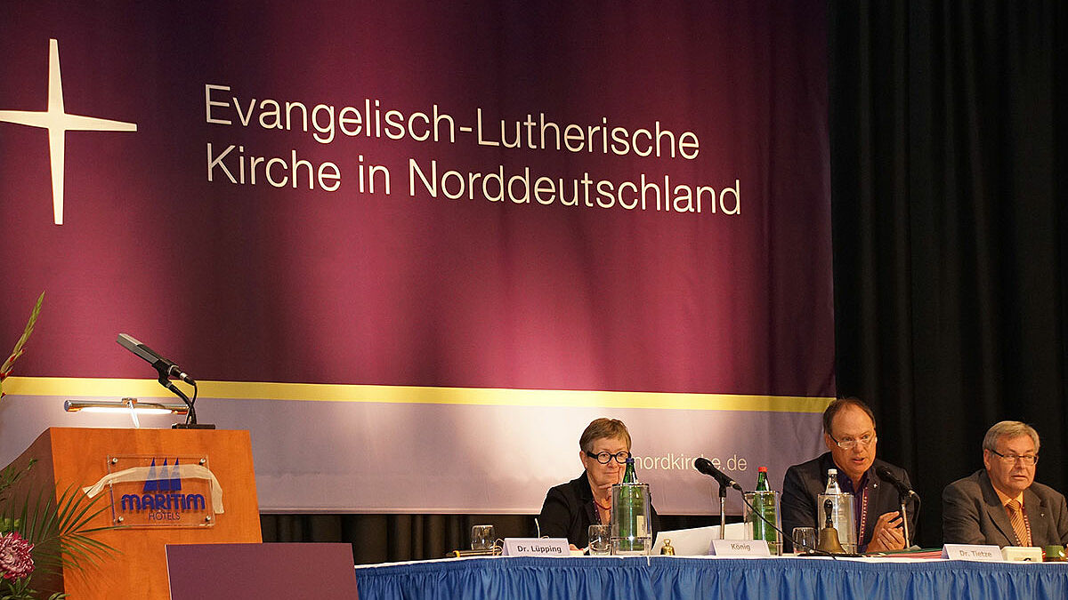 In Lübeck-Travemünde hat Präses Dr. Andreas Tietze (Mitte) heute die 15. Tagung der Landessynode der Nordkirche eröffnet