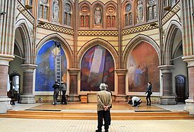 Anlässlich der Osterfeiertage sind am Montag (10. April) in der Altonaer St. Johannis-Kirche drei Bilder des Hamburger Malers und Grafikers Fritz Husmann enthüllt worden, die über 20 Jahre hinter Holzplatten verborgen gewesen sind.