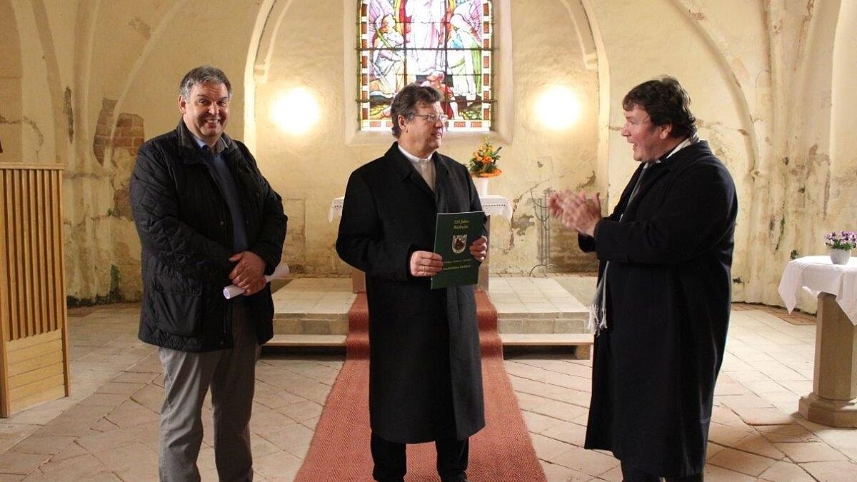 Bischof Abromeit mit dem Bürgermeister Manfred Komesker (links) und dem katholischen Neubrandenburger Pfarrer Felix Evers (rechts) in der Kirche in Röckwitz

