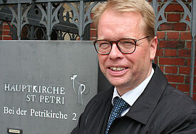 Jens-Martin Kruse, Pastor der deutschen Gemeinde in Rom, ist einziger Kandidat für das Hauptpastorenamt an St. Petri. Am Sonntag hat sich der 47-jährige promovierte Theologe mit einem Gottesdienst vorgestellt. Die Wahl ist am 5. Juli.