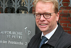 Jens-Martin Kruse, Pastor der deutschen Gemeinde in Rom, ist einziger Kandidat für das Hauptpastorenamt an St. Petri. Am Sonntag hat sich der 47-jährige promovierte Theologe mit einem Gottesdienst vorgestellt. Die Wahl ist am 5. Juli.