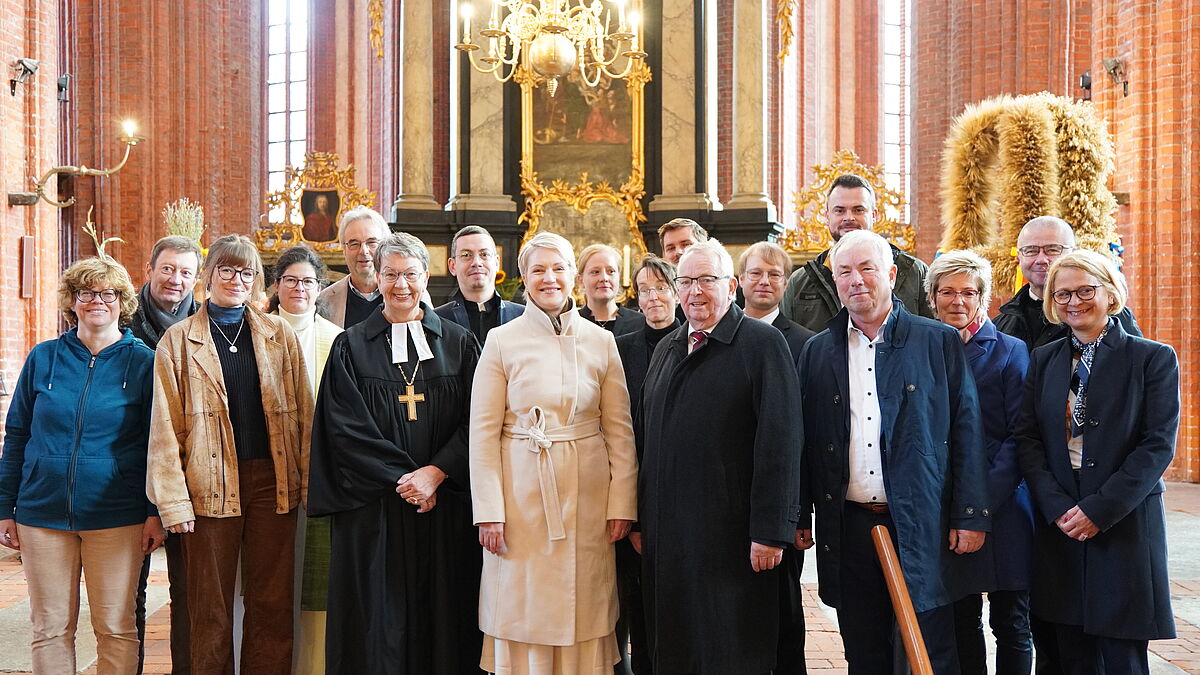 Landesbischöfin Kristina Kühnbaum-Schmidt mit den Gestaltenden und Ehrengästen des Gottesdienstes zum Landeserntedankfest in der St.-Nikolai-Kirche in Wismar - u.a. Ministerpräsidentin Manuela Schwesig, Landwirtschaftsminister Till Backhaus und Landtagspräsidentin Birgit Hesse. @Jonny Franzke/Nordkirche