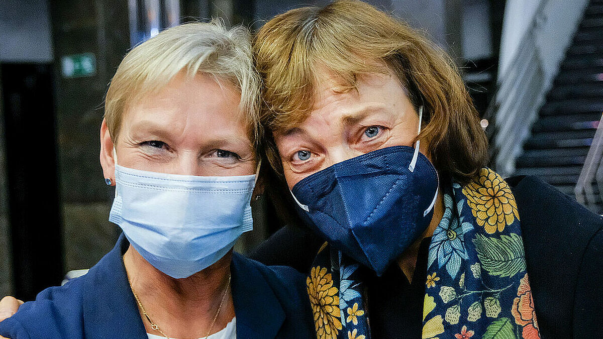 Die Hamburger Bischöfin Kirsten Fehrs (li) und die westfälische Präses Annette Kurschus sind am Dienstagvormittag (09.11.2021) in den Rat der Evangelischen Kirche in Deutschland (EKD) gewählt worden.