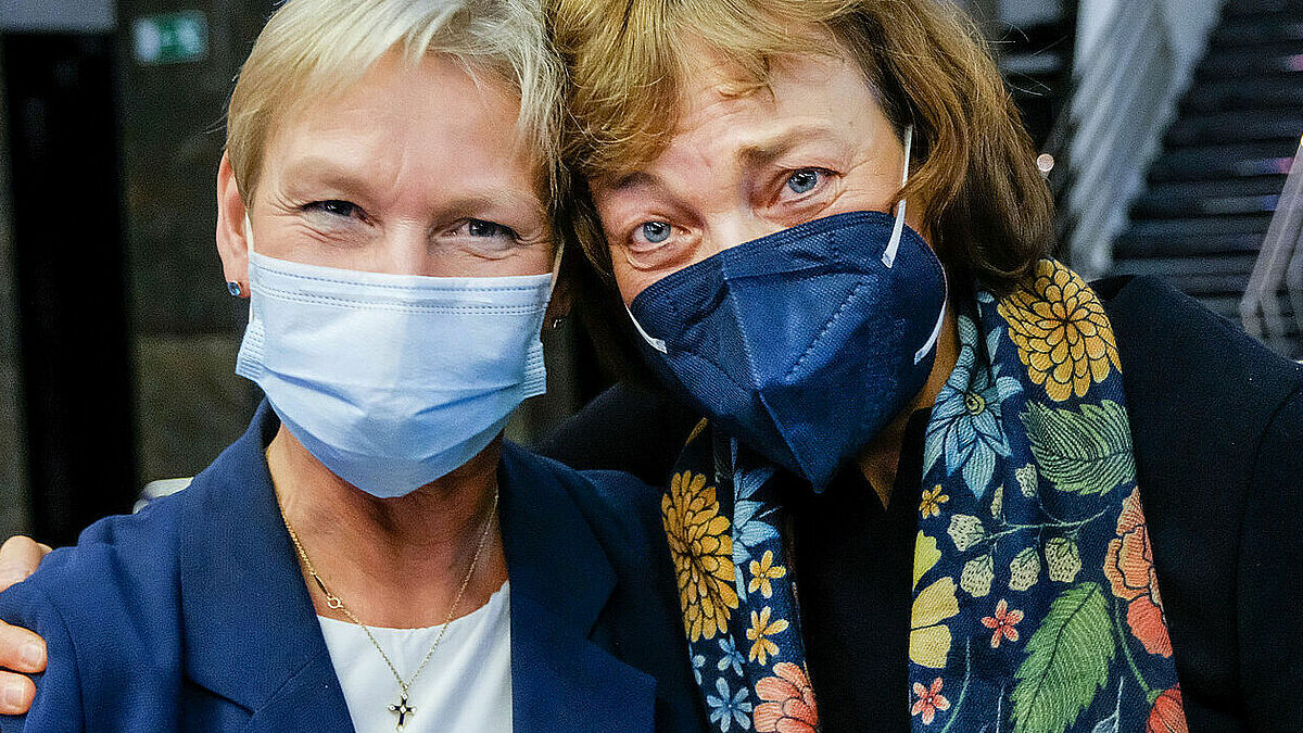 Die Hamburger Bischöfin Kirsten Fehrs (li) und die westfälische Präses Annette Kurschus sind am Dienstagvormittag (09.11.2021) in den Rat der Evangelischen Kirche in Deutschland (EKD) gewählt worden.