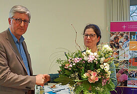 Präses Dr. Christoph Heydemann (r.) gratuliert Antje Exner zur Wahl als mecklenburgische Pröpstin.
