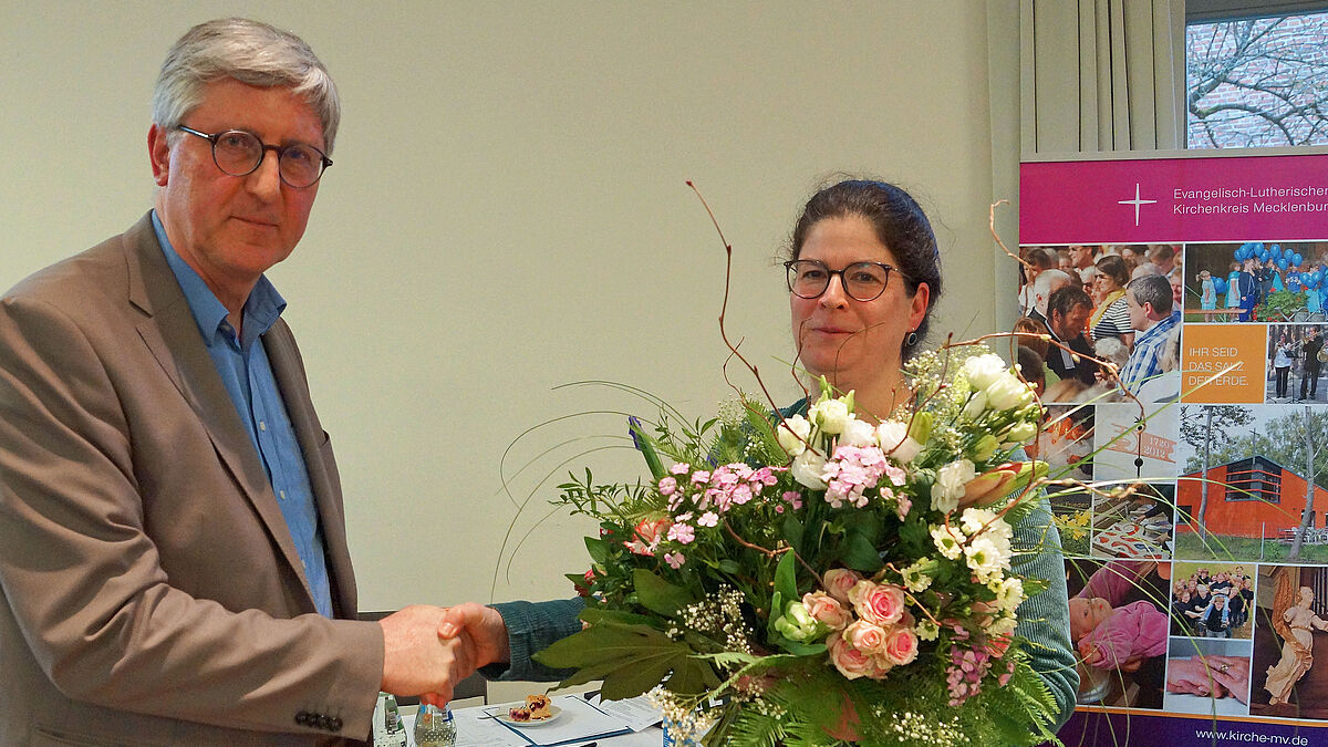 Präses Dr. Christoph Heydemann (r.) gratuliert Antje Exner zur Wahl als mecklenburgische Pröpstin.