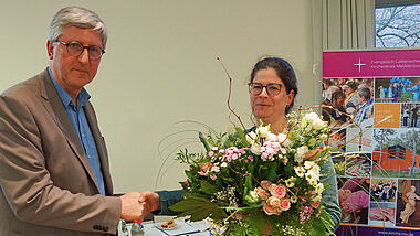 Präses Dr. Christoph Heydemann (r.) gratuliert Antje Exner zur Wahl als mecklenburgische Pröpstin.
