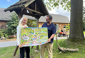 Wimmelbild Friedhof mit Friedhofsbeauftragte Bernd K. Jacob und Annett Topaloglu, Verwaltungsleiterin für die Friedhöfe in Schnakenbek und Lauenburg/Elbe.