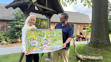 Wimmelbild Friedhof mit Friedhofsbeauftragte Bernd K. Jacob und Annett Topaloglu, Verwaltungsleiterin für die Friedhöfe in Schnakenbek und Lauenburg/Elbe.