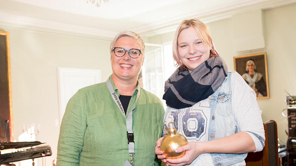 Oberkirchenrätin (EKD) Christiane de Vos und Gewinnerin für die Nordkirche, Farina Schmidt, bei der Preisverleihung im Kloster Lüne