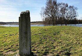 Alt-Lübeck: Landschaft am Wasser mit Steinüberresten der alten Siedlung